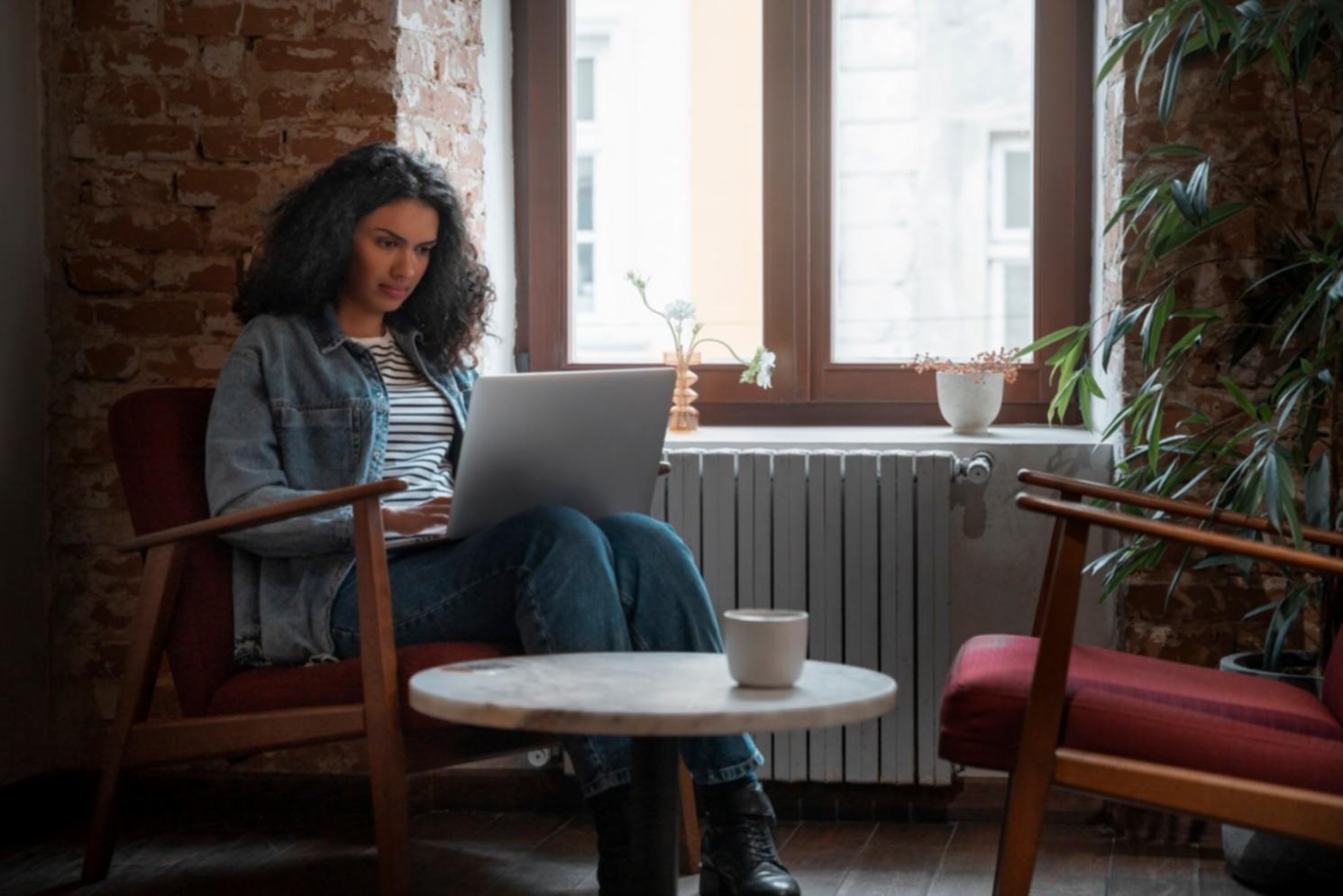 Sesiune practică de workshop financiar cu calculatoare și documente reale