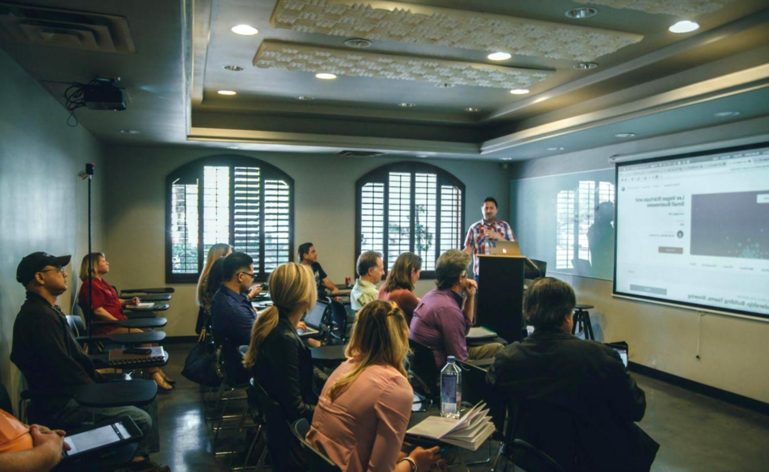 Echipă participând la workshop financiar interactiv